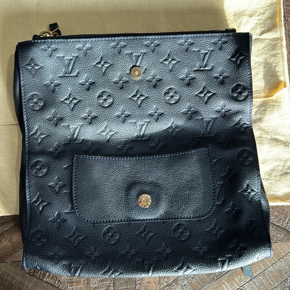 Louis Vuitton 10 Pettilante, monogram empreinte leather flap clutch in blue - Picture 2 of 14
